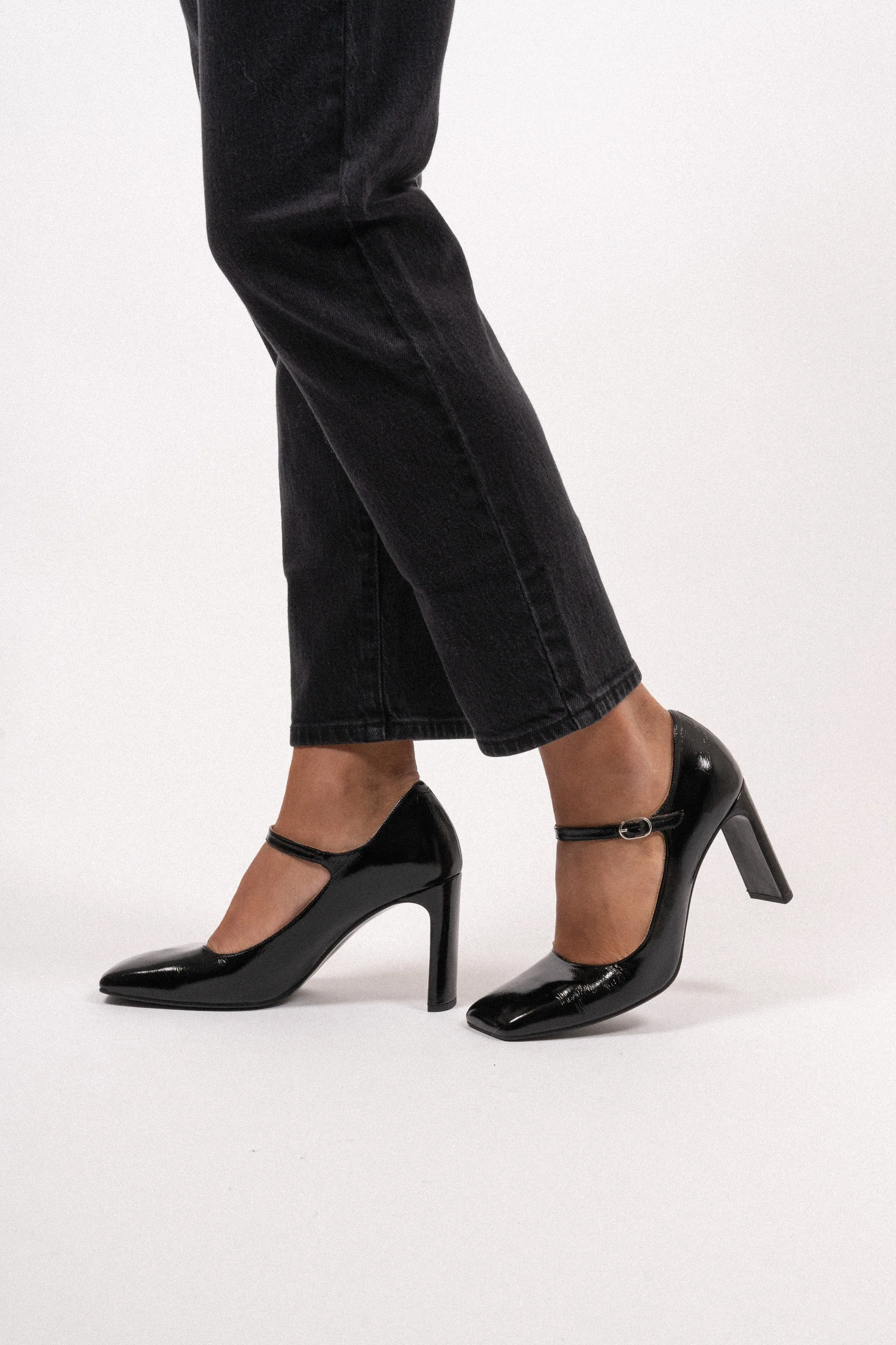 A5582 - Black Naplack