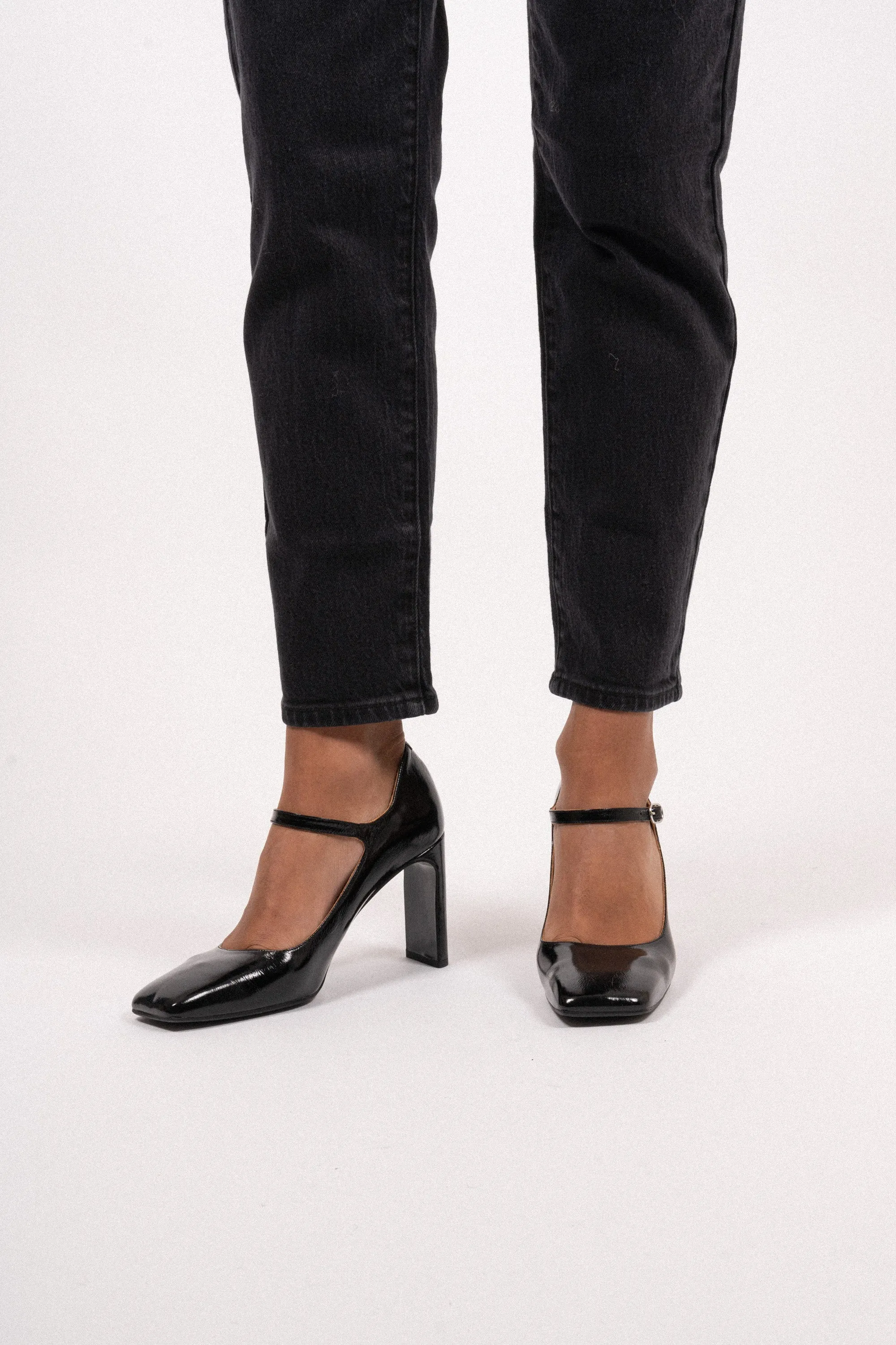 A5582 - Black Naplack